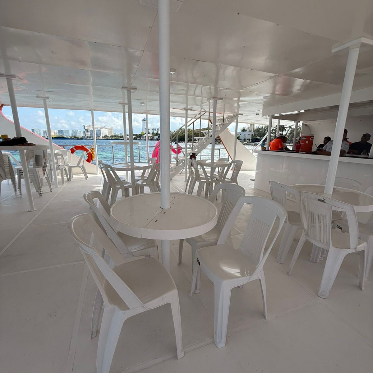 Catamarán Dancer Cancún a Isla Mujeres – Fiesta, Barra Libre Premium y Snorkel