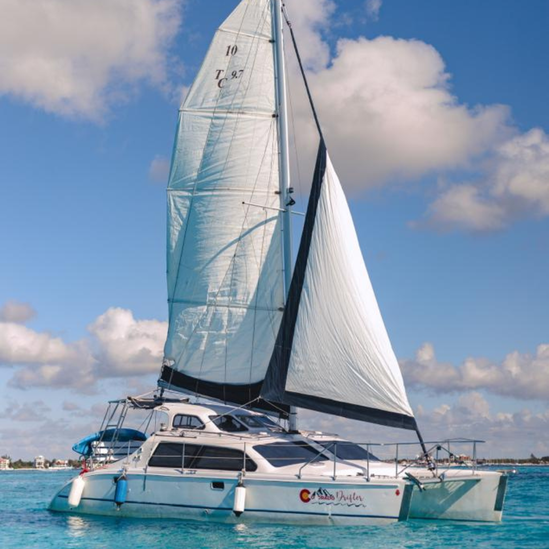 Tour Catamarán Privado a Isla Mujeres – Navega, Brinda y Descubre el Paraíso del Caribe