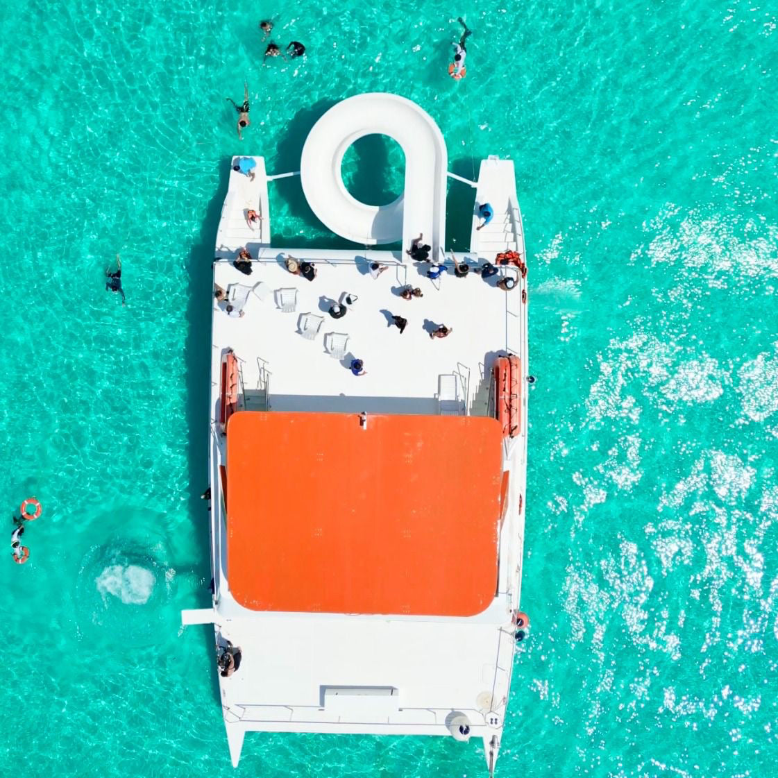 Catamarán Dancer Cancún a Isla Mujeres – Fiesta, Barra Libre Premium y Snorkel