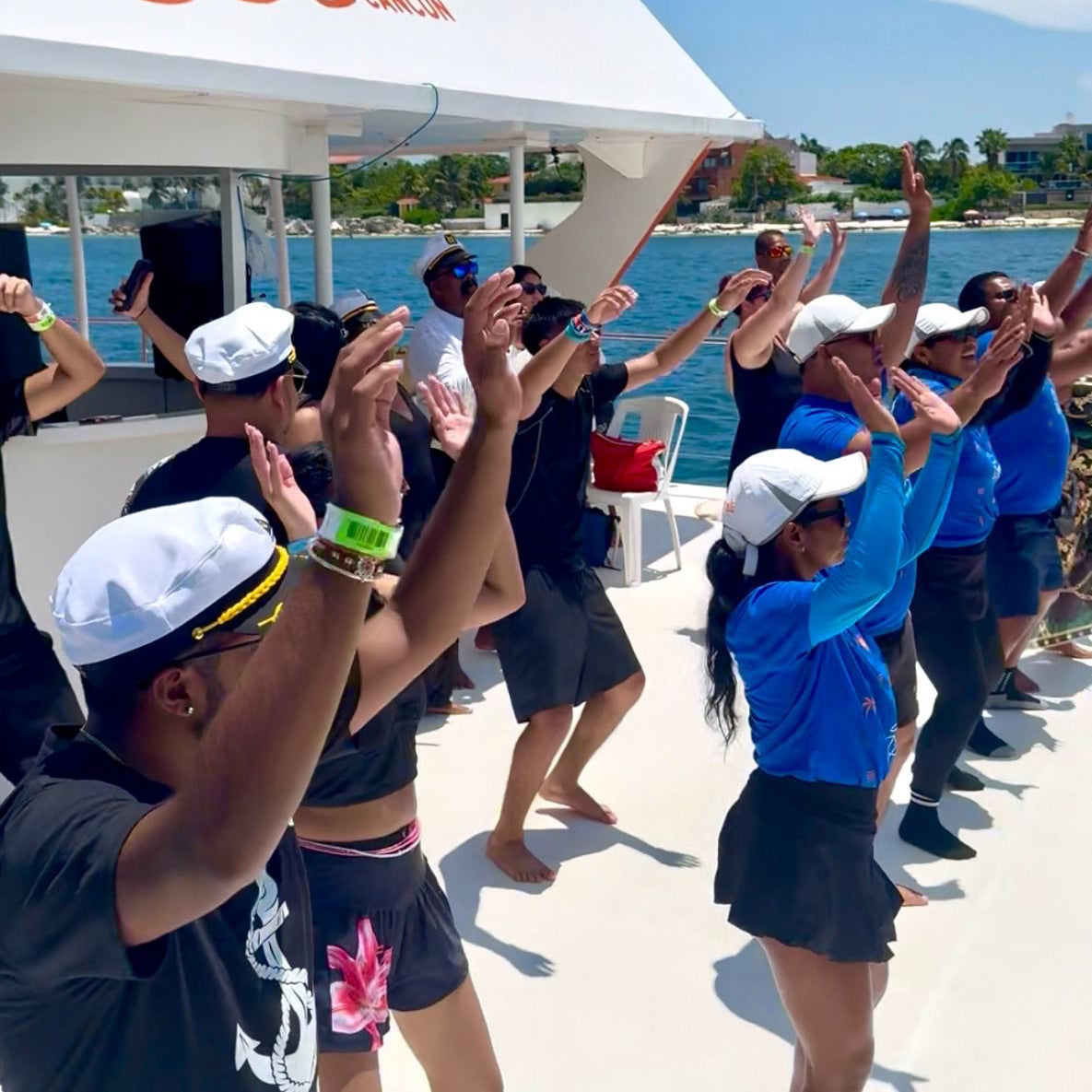 Catamarán Dancer Cancún a Isla Mujeres – Fiesta, Barra Libre Premium y Snorkel