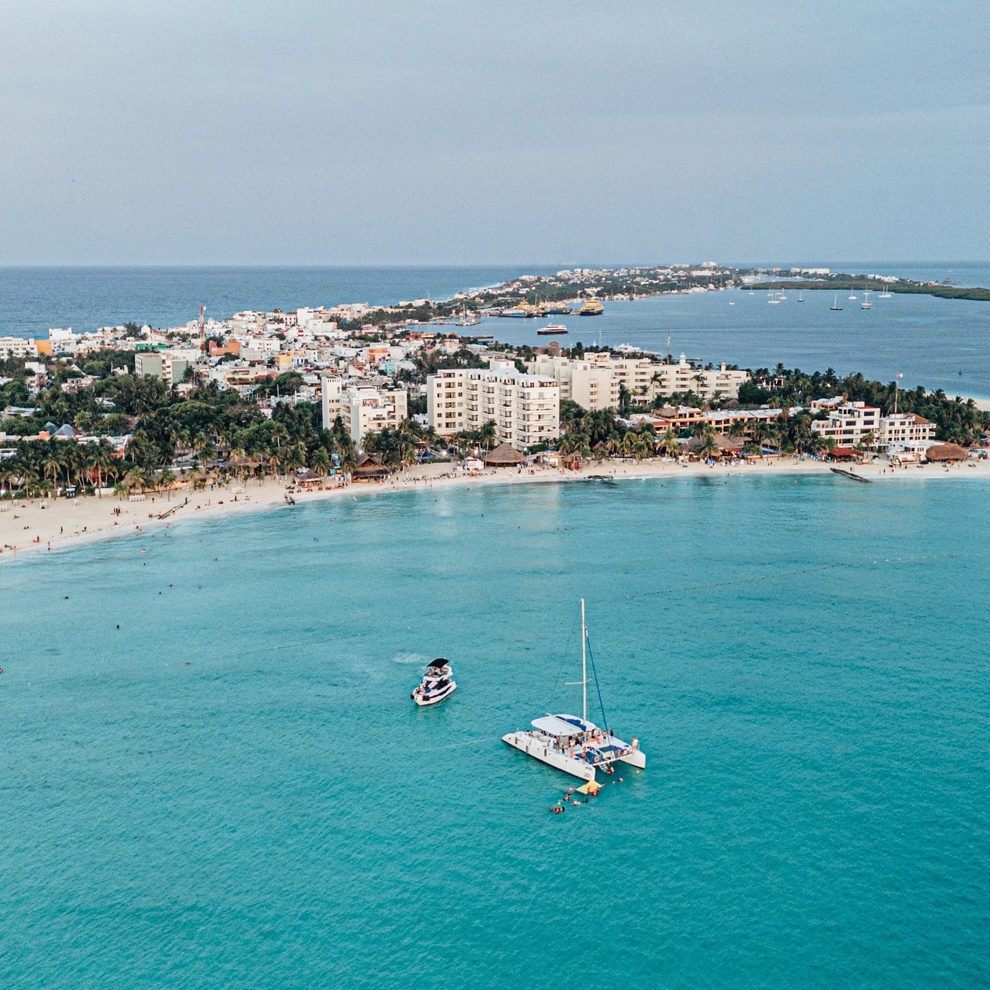 Catamarán Solo Adultos a Isla Mujeres – Barra Libre, Snorkel y Club de Playa ZAZA