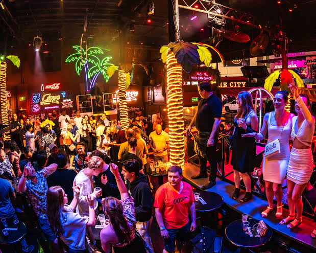 Congo Bar Cancún – La Fiesta Más Salvaje del Caribe Mexicano