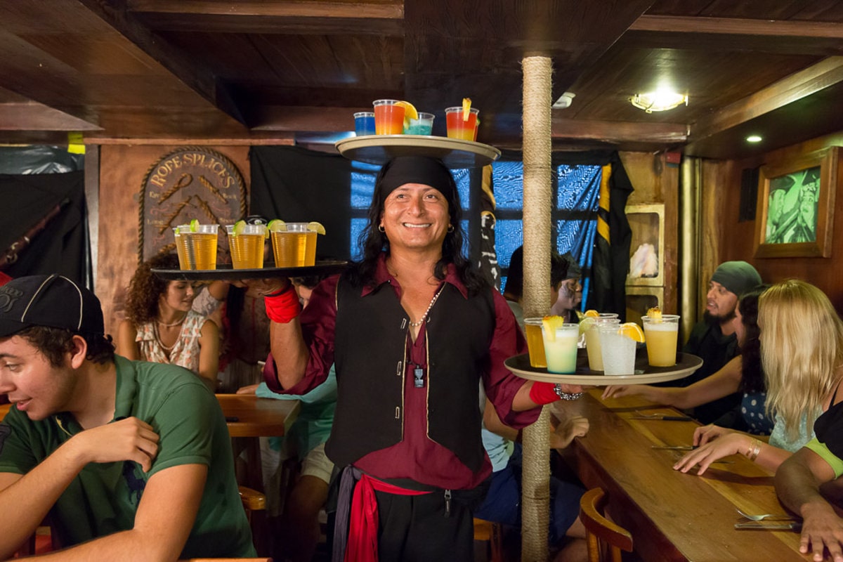 Tour Pirata Captain Hook Cancún – Cena, Show y Aventura en Alta Mar