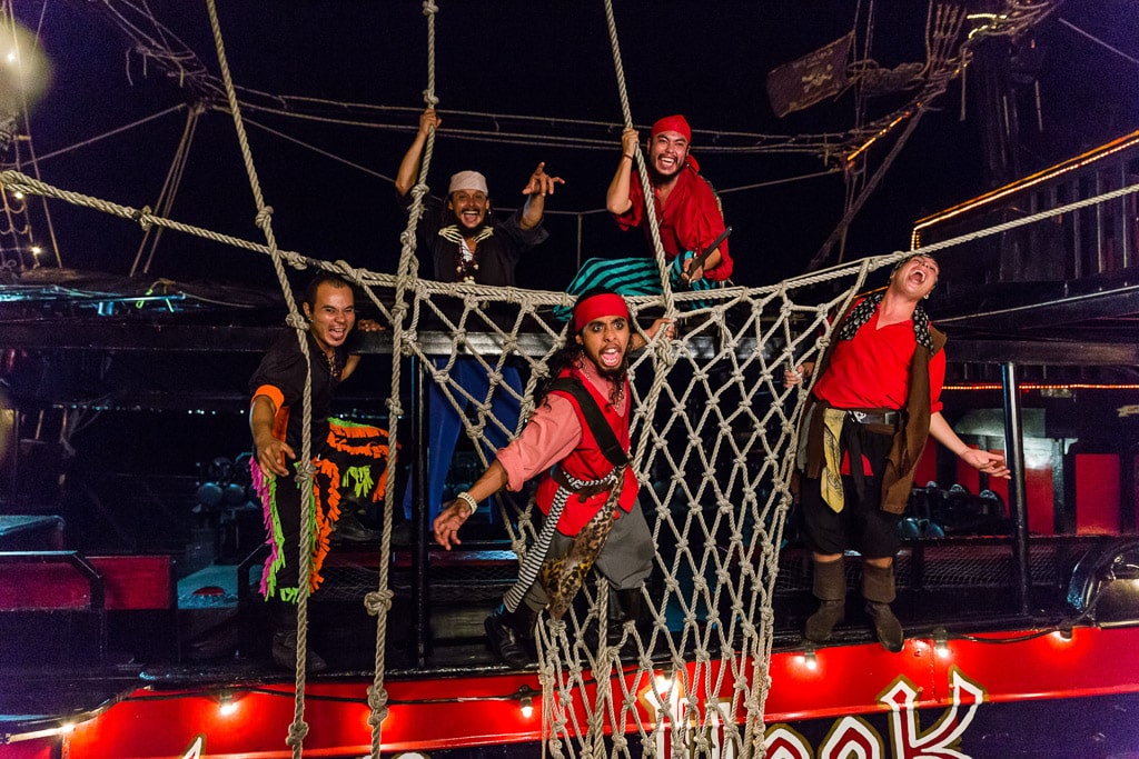 Tour Pirata Captain Hook Cancún – Cena, Show y Aventura en Alta Mar