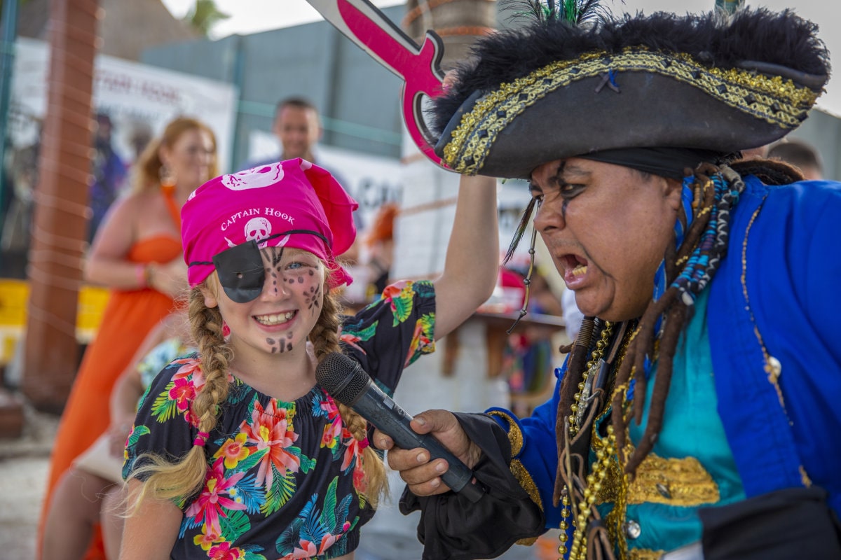 Tour Pirata Captain Hook Cancún – Cena, Show y Aventura en Alta Mar